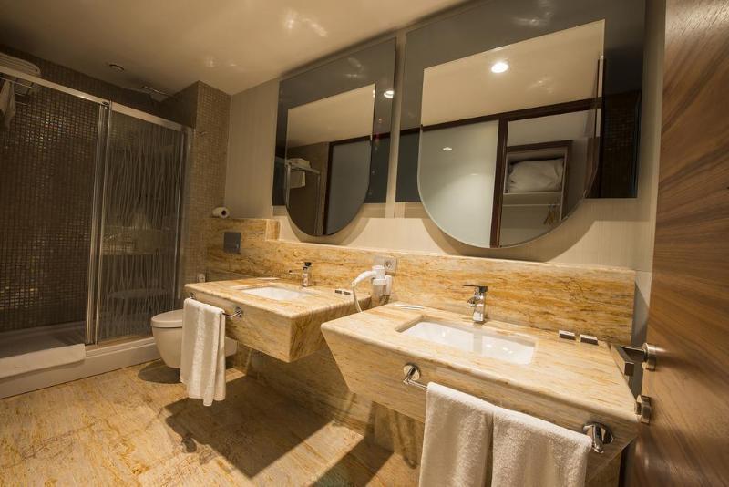 Ramada By Wyndham Gemli̇K Hotell Gemlik Eksteriør bilde